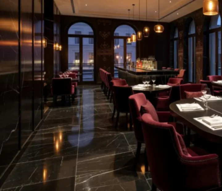 Elegáns budapesti étterem és lounge sötét, hangulatos enteriőrrel és megterített asztalokkal